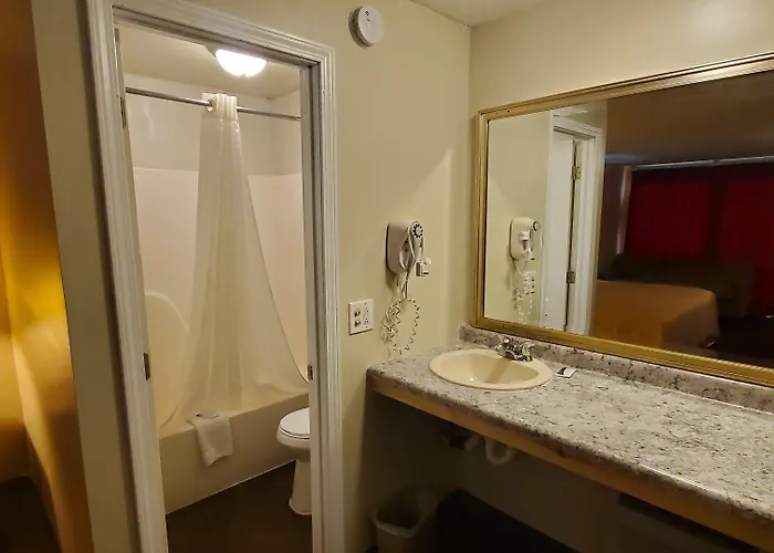Gray Plaza Motel, Il Marion