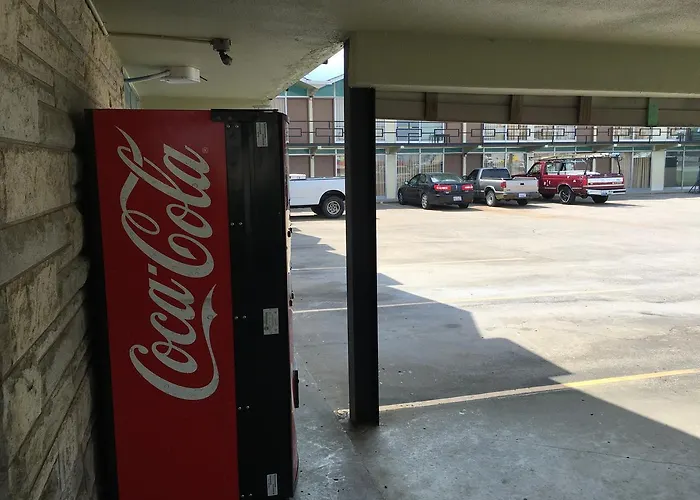 Gray Plaza Motel, Il